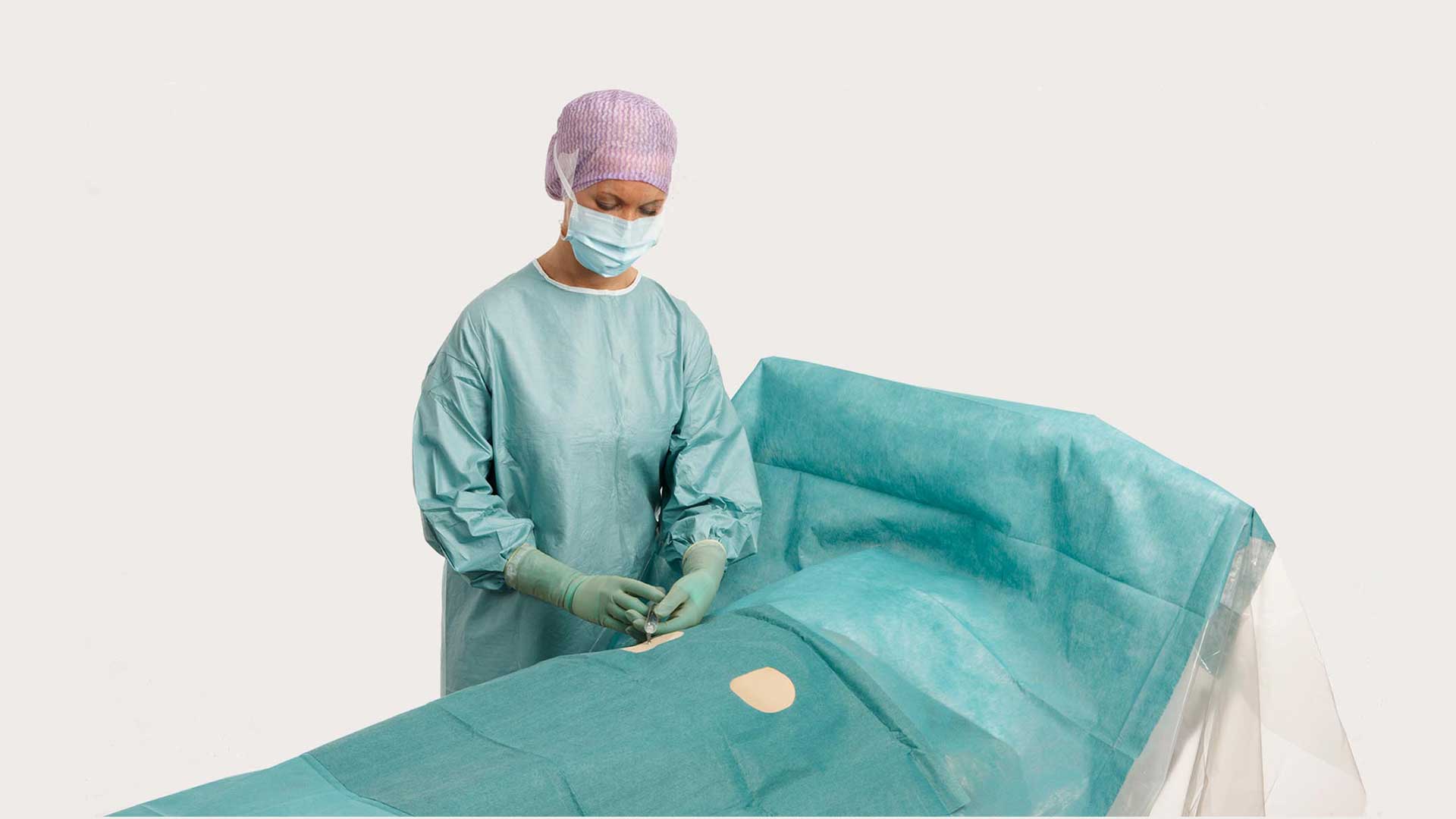 chirurg stosujący obłożenie BARRIER do zabiegu angiografii