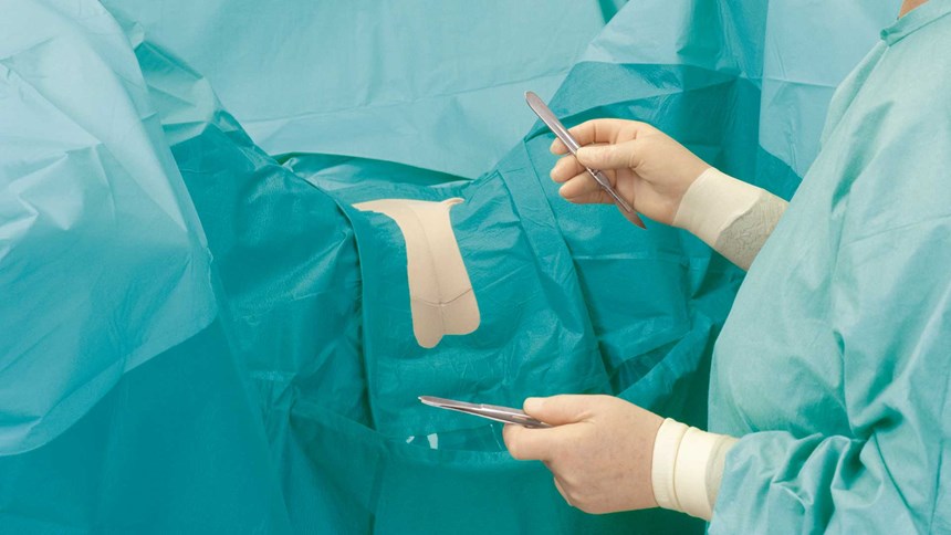 Chirurg stosujący obłożenie BARRIER do zabiegu ginekologicznego