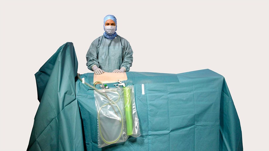 chirurg stosujący obłożenie laparoskopowe BARRIER