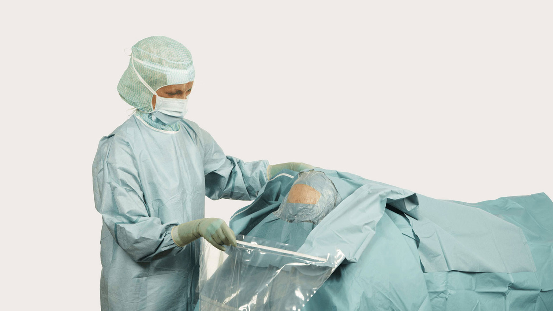 chirurg stosująca obłożenie do zabiegów neurochirurgicznych BARRIER
