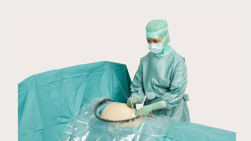 chirurg stosująca obłożenie położnicze BARRIER