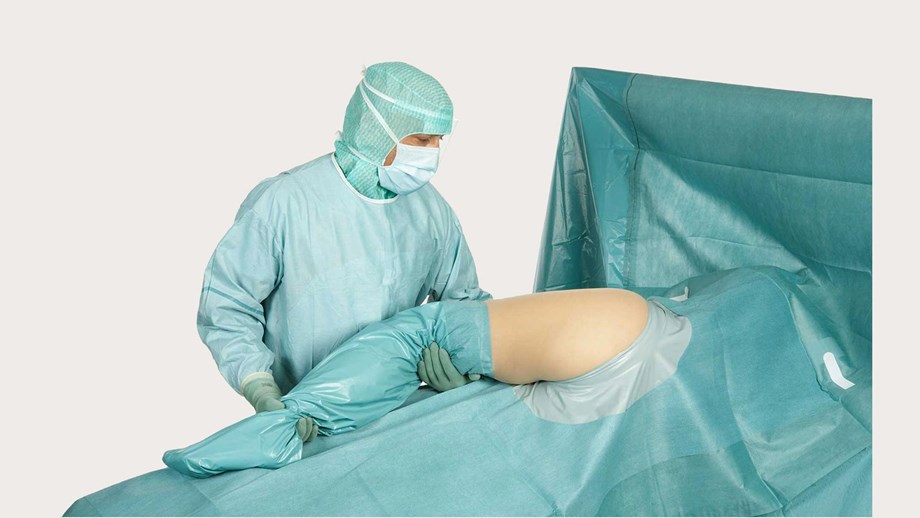 chirurg stosujący obłożenie ortopedyczne BARRIER 