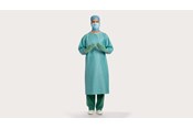 klinicysta ubrany w fartuch chirurgiczny BARRIER® Classic