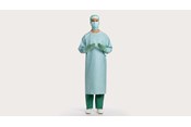 lekarz ubrany w fartuch chirurgiczny BARRIER Fluid Protection Plus