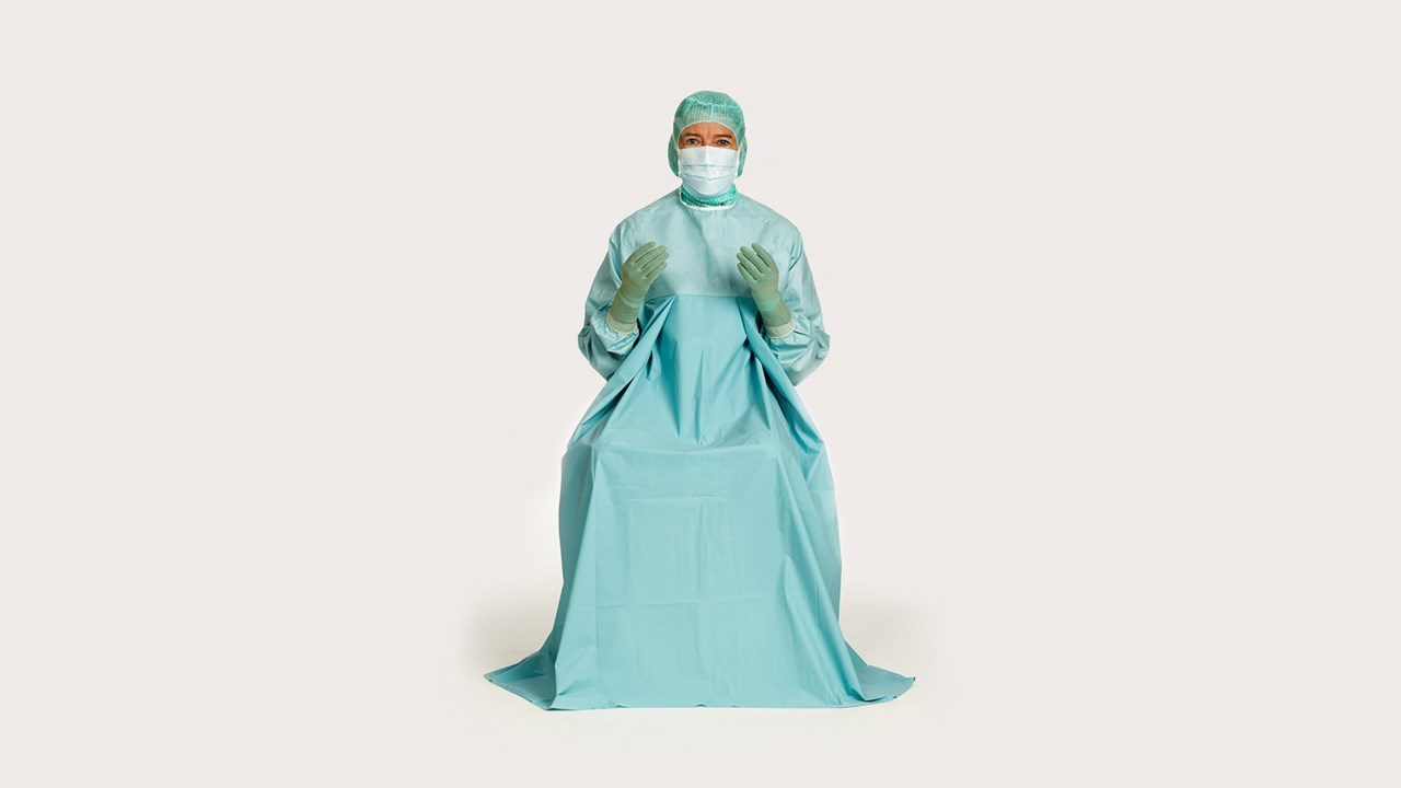 kobieta chirurg ubrana w urologiczny fartuch chirurgiczny Classic BARRIER®