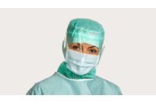 lekarz kliniczny z założoną maską chirurgiczną BARRIER o zwiększonej ochronie