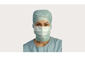 lekarz kliniczny z założoną specjalistyczną maską chirurgiczną BARRIER