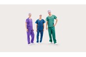 Trzech lekarzy ubranych w ubrania chirurgiczne BARRIER® — Extra Comfort