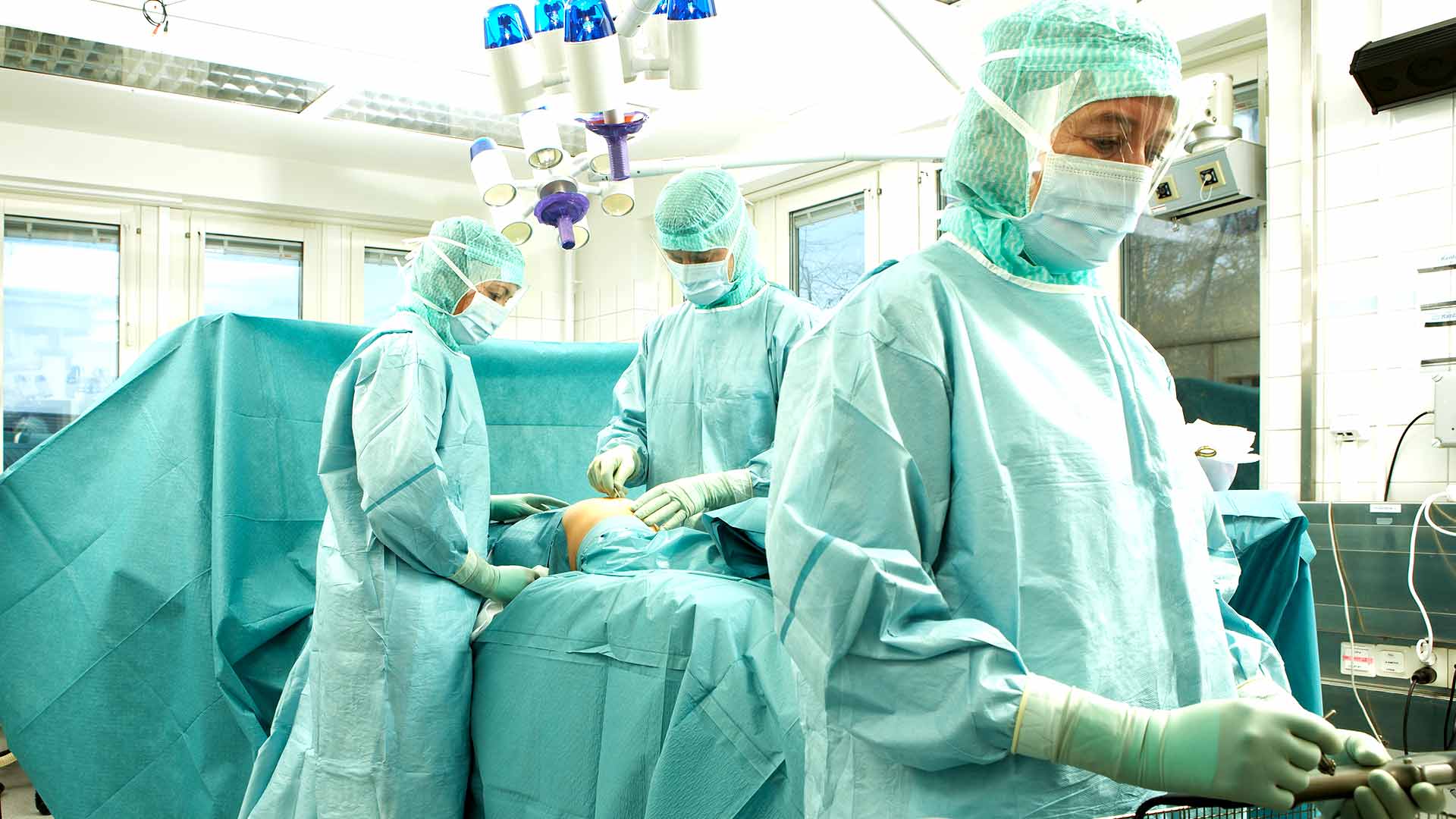 Chirurdzy operujący na sali operacyjnej