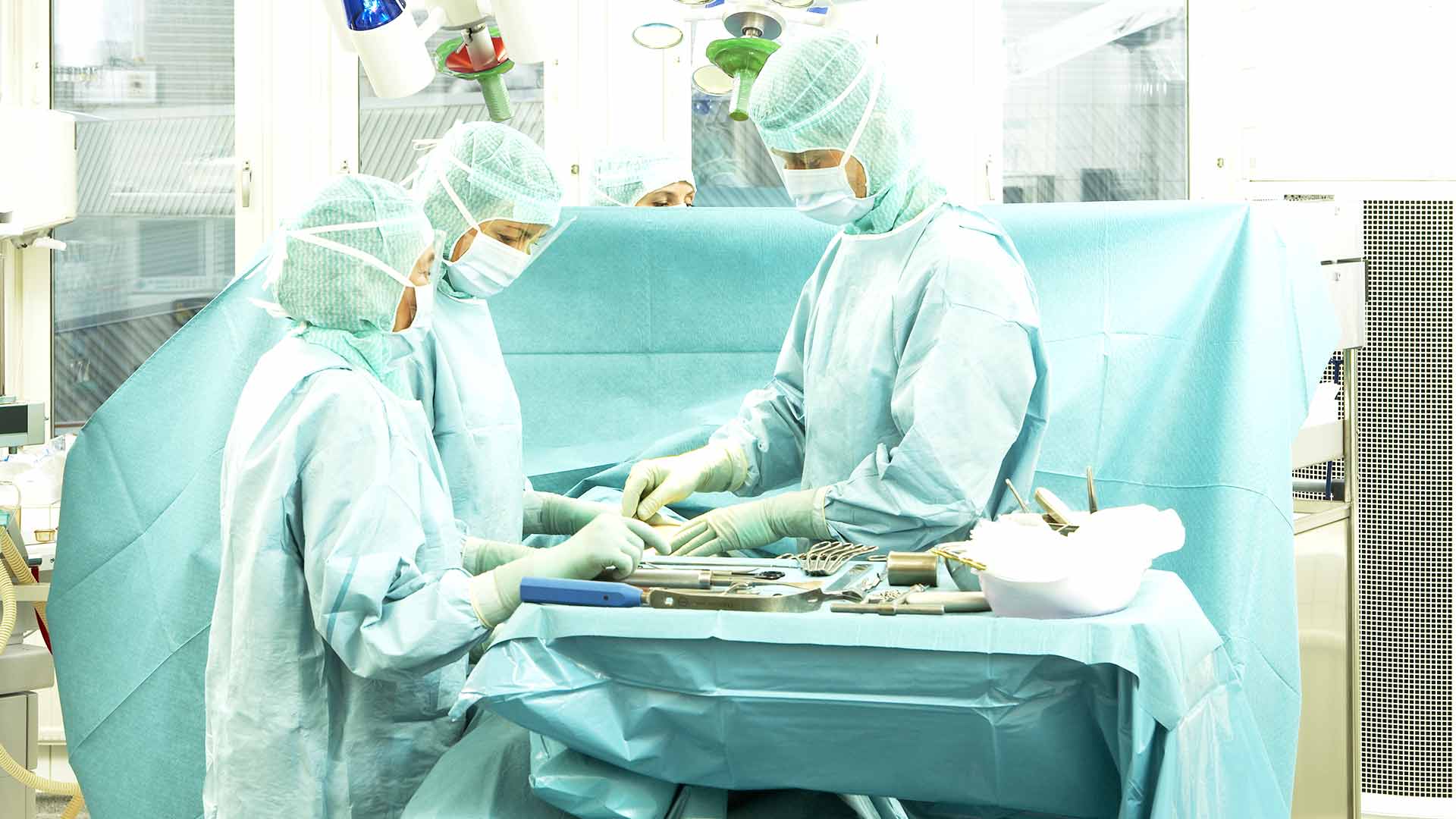 chirurdzy na sali operacyjnej, przygotowujący narzędzia chirurgiczne