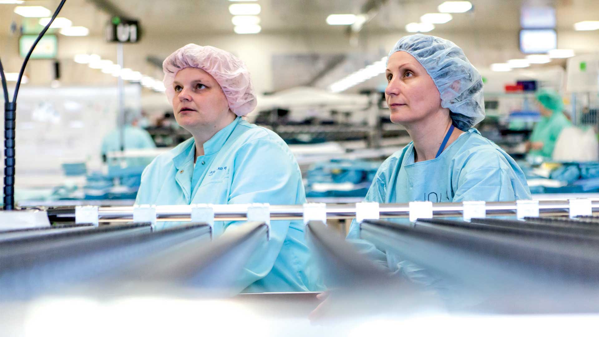 Pracownicy jednej z naszych fabryk zestawów zabiegowych Mölnlycke w Czechach