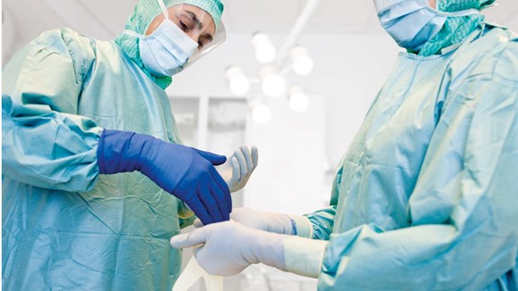 Rękawice chirurgiczne Mölnlycke w czasie operacji
