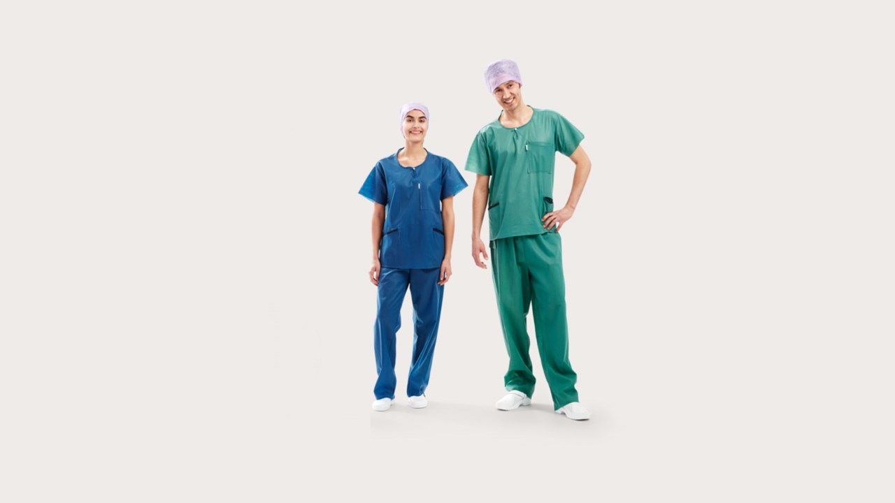 Trzech lekarzy ubranych w ubrania chirurgiczne BARRIER® — Extra Comfort