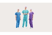 Trzech lekarzy ubranych w ubrania chirurgiczne BARRIER® — Extra Comfort