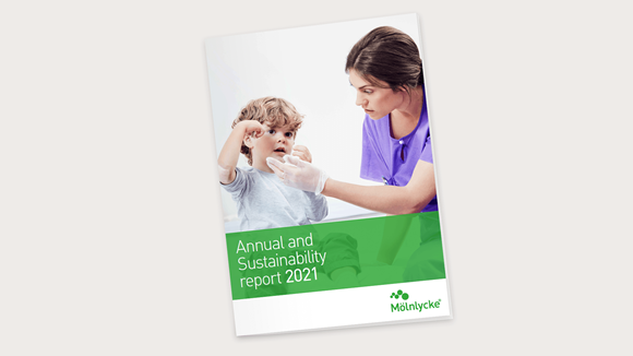 Couverture du Rapport annuel et de durabilité intégré de Mölnlycke 2021 avec un enfant patient et une infirmière