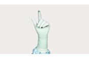 ręka z założoną rękawicą z zielonym systemem wskazania nakłucia