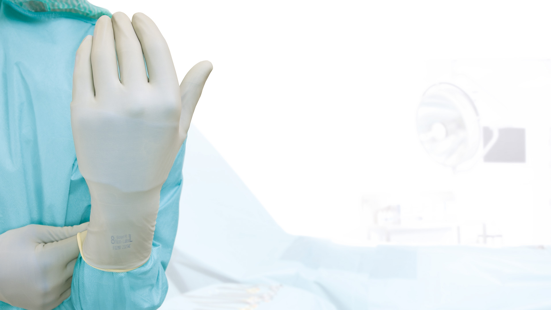 Pracownik medyczny w syntetycznych rękawicach Biogel