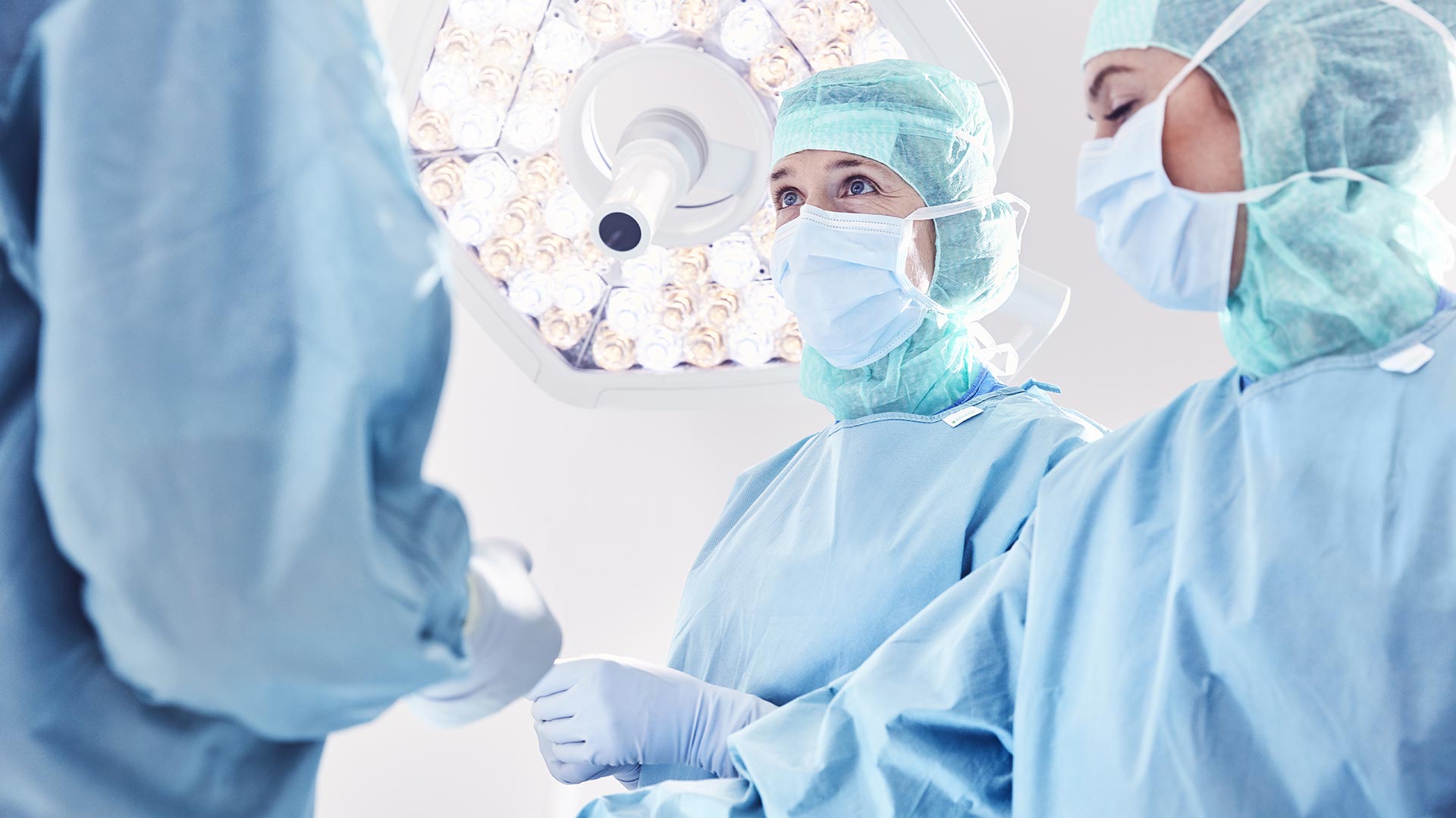 Kobieta chirurg na sali operacyjnej  