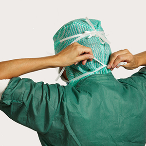 Krok 6 zakładania maski chirurgicznej z szybką  